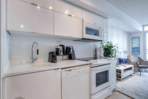 Modern 2 Bedroom plus Den Condo with Balcony Downtown Toronto