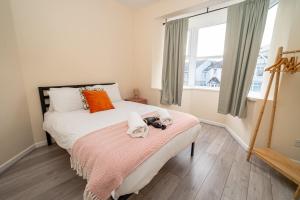 Family & Group Stay – 5-Bed Home, Parking