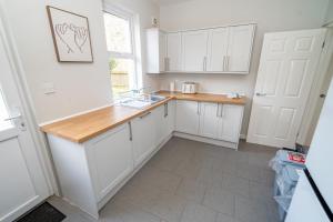 Family & Group Stay – 5-Bed Home, Parking