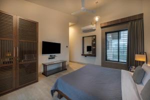 SaffronStays Palmora -7-BR villa with pool, jacuzzi, gazebo bar & lawns for celebrations in Lonavala
