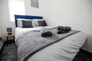 Dixon House, Sleeps 6, Free Parking, Long or Short Stays - by NMB Property