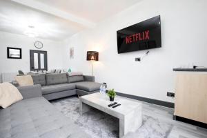 Dixon House, Sleeps 6, Free Parking, Long or Short Stays - by NMB Property