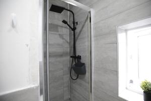 Dixon House, Sleeps 6, Free Parking, Long or Short Stays - by NMB Property