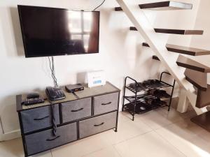 Casa Rosa1 2BR in BGC 5th Ave wifi 300 mbps 5 pax