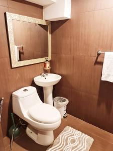 Casa Rosa1 2BR in BGC 5th Ave wifi 300 mbps 5 pax