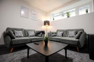 Bartlam Place, Sleeps 6, Central Oldham - By NMB Property