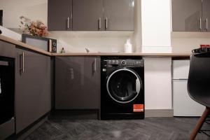 Bartlam Place, Sleeps 6, Central Oldham - By NMB Property