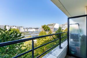 GuestReady - Sunny apartment with balcony views