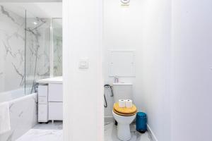 GuestReady - Sunny apartment with balcony views