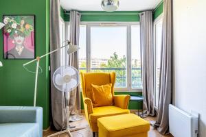 GuestReady - Sunny apartment with balcony views