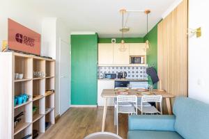 GuestReady - Sunny apartment with balcony views