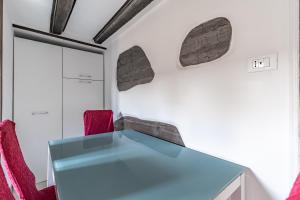 The Venice Red Door Apartment