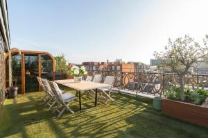 Luxury Penthouse with Roof Garden, Hot Tub, Sauna & Cold Plunge