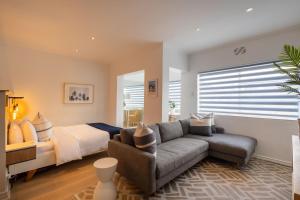 Chic City Studio With Mountain Views-Walk & Explore