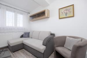 Modern Apartment in Warsaw with City View and Fan by Noclegi Renters