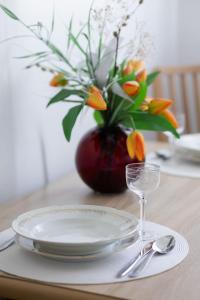 Modern Apartment in Warsaw with City View and Fan by Noclegi Renters