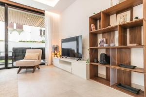 Stylish stay with terrace, pool and parking REMS