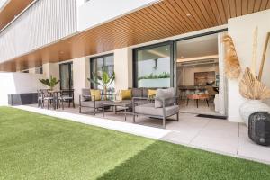 Stylish stay with terrace, pool and parking REMS