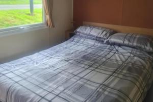 3 Bed Caravan - Sleeps 6 - Pets - Parking - Wifi