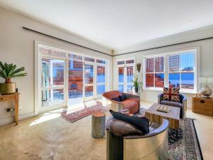 Trendy home in heart of City Heritage, Mtn Views