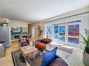 Trendy home in heart of City Heritage, Mtn Views