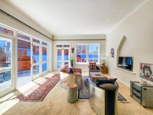 Trendy home in heart of City Heritage, Mtn Views