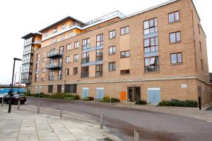 Spacious 2-Bed Flat in CB2