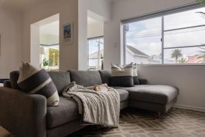 Chic City Studio With Mountain Views-Walk & Explore