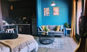 Joburg Designer Apartment with Balcony & City Views - Hallmark House