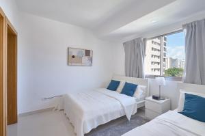 Escape Apartments, Balcony, Pool & Gym in La Julia