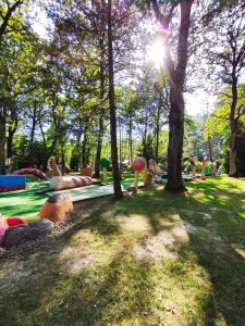 River Park Domki Wśród Drzew Wzdłuż Rzeki