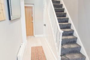 LYNNTON HOUSE Stunning 6 bed Town Centre Housewith En-Suites Prime Location Tamworth