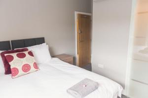 LYNNTON HOUSE Stunning 6 bed Town Centre Housewith En-Suites Prime Location Tamworth