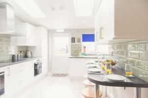 LYNNTON HOUSE Stunning 6 bed Town Centre Housewith En-Suites Prime Location Tamworth