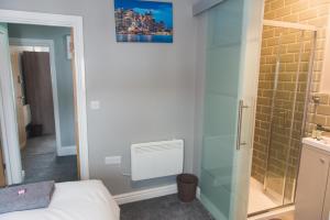 LYNNTON HOUSE Stunning 6 bed Town Centre Housewith En-Suites Prime Location Tamworth