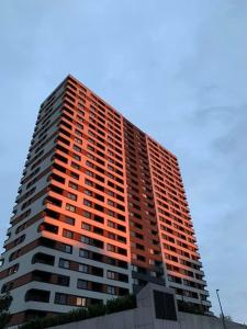 Bright New Build Apartment with Garage, Great View