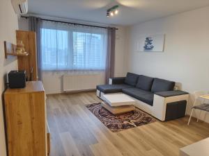 Bright New Build Apartment with Garage, Great View