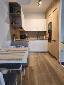 Bright New Build Apartment with Garage, Great View