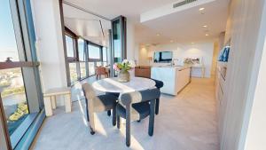 3-Bedroom Gorgeous Apartment Brisbane City Queens Wharf 180 degree City View