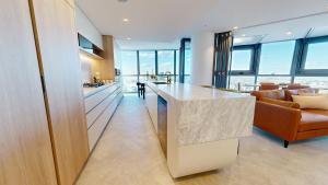 3-Bedroom Gorgeous Apartment Brisbane City Queens Wharf 180 degree City View