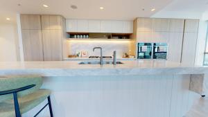 3-Bedroom Gorgeous Apartment Brisbane City Queens Wharf 180 degree City View