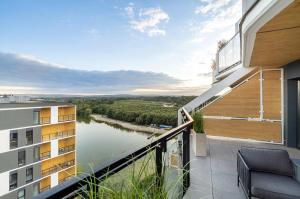 Piękny Widok na Jezioro i Plażę Parking w Garażu by Noclegi Renters