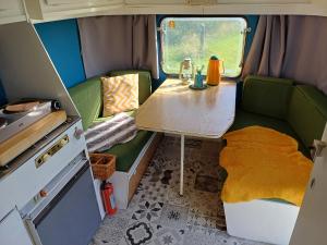 Kleurrijke retro contructam caravan vlakbij het Sneekermeer