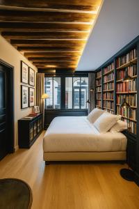 CIA Marais - Old Bookshop Style