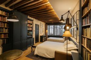 CIA Marais - Old Bookshop Style