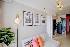 Homey 1 Bedroom Space for Couples or Family, La Casa De Lac S2, 5-10 mins to SM City Iloilo