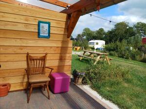 Kleurrijke retro contructam caravan vlakbij het Sneekermeer