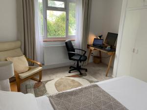 2 Bed-Sleeps 4-Parking-Pets-10 min walk to Beach