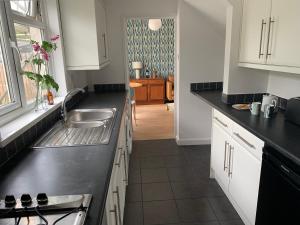 2 Bed-Sleeps 4-Parking-Pets-10 min walk to Beach