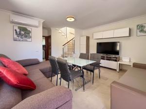 3BR Valley Dreamhouse -Solarium Terrace AirCon & Pool